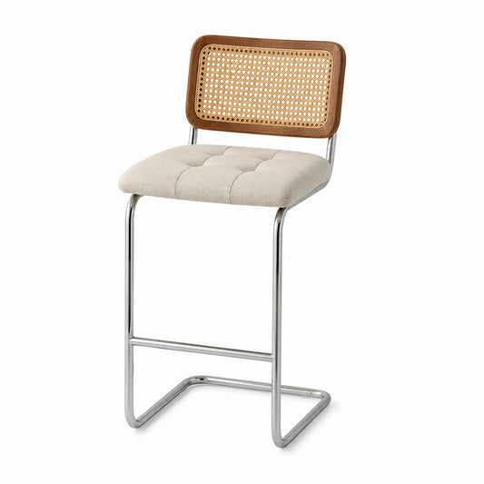 Silla de lino beige con respaldo de madera y rejilla, estructura de acero cromado